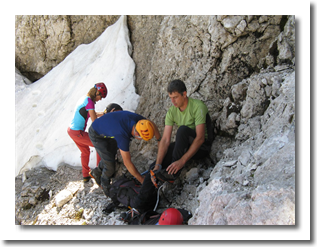 Natikanje derez pred Zadnjim oknom
