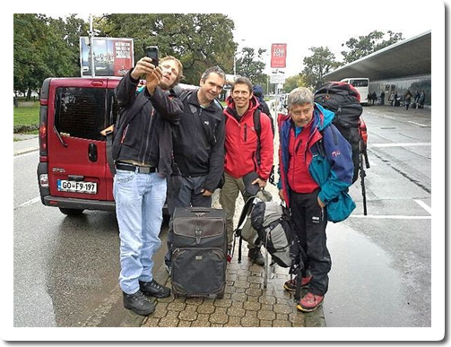 Včeraj je proti Nepalu poletela četverica, v nedeljo se ji bo pridružilo še 13 članov ekipe, ki bodo pomagali pri obnovi porušene vasi Bagam.